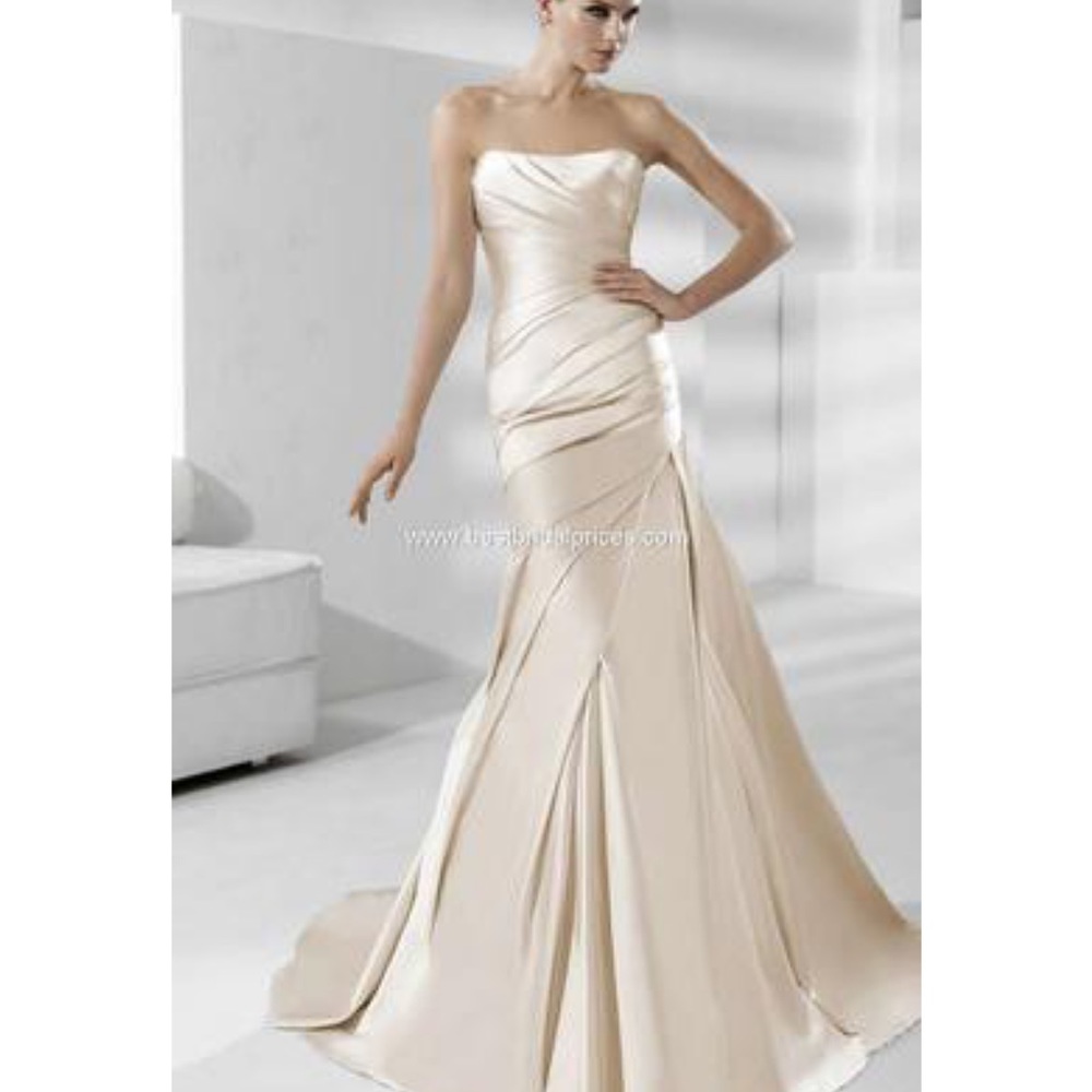 Gorgeous brand new wedding dress in oyster color